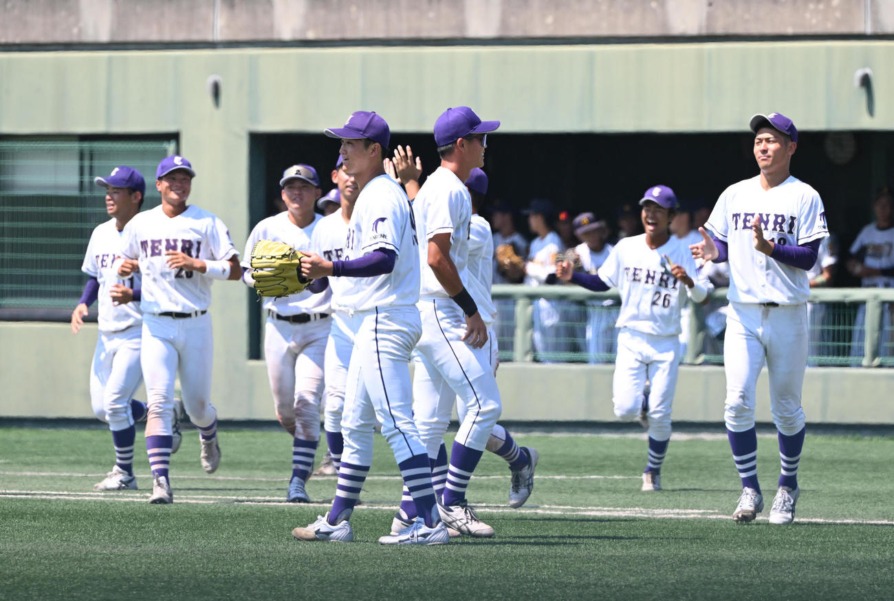 関西外大対天理大　関西外大に7回コールド勝ちし喜ぶ天理大ナイン（撮影・和賀正仁）