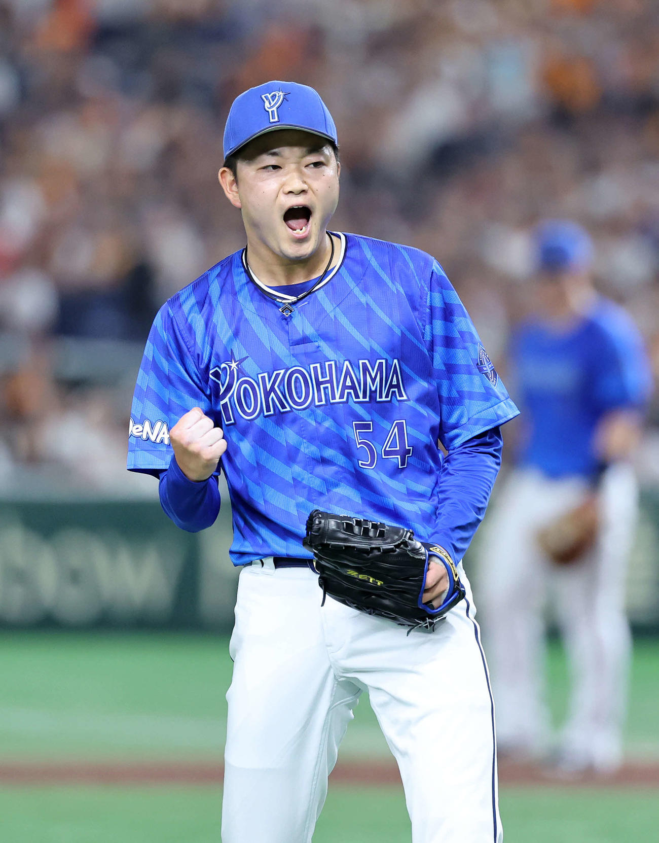 巨人対DeNA 1回裏、巨人の攻撃を抑えガッツポーズで雄たけびを上げるDeNA石田裕（撮影・鈴木正人）