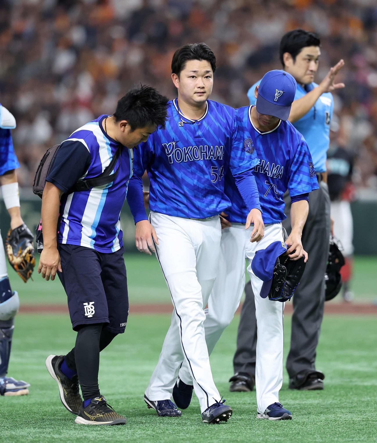 巨人対DeNA 2回裏巨人無死、浅野の打球が当たりベンチに引き揚げるDeNA石田裕（中央）（撮影・鈴木正人）