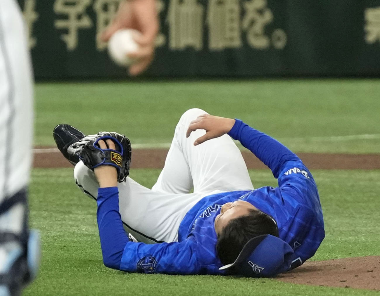 2回、巨人・浅野の打球が当たり、倒れ込むDeNA・石田裕（共同）