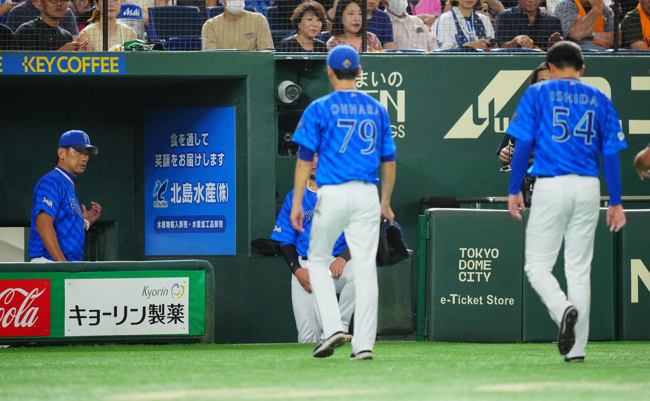 巨人対DeNA 2回裏巨人無死、浅野の打球を足に受けた石田裕（右）を心配する三浦監督（撮影・垰建太）