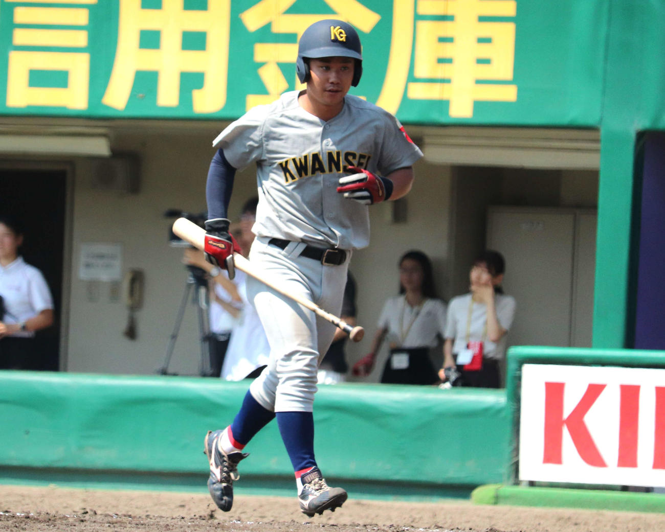 立命大との1回戦　3回2死一、三塁で本塁に生還した、関学大の主将・小川。追加点を放った馬場のバットを拾い、ベンチへ帰った（撮影・中島麗）