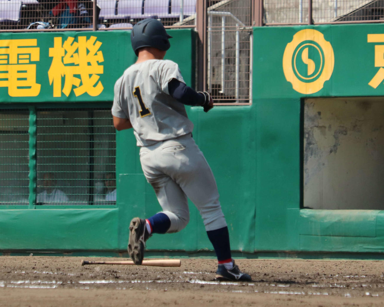 立命大との1回戦　3回2死一、三塁で馬場が追加点を放ち、本塁に生還した関学大の主将・小川