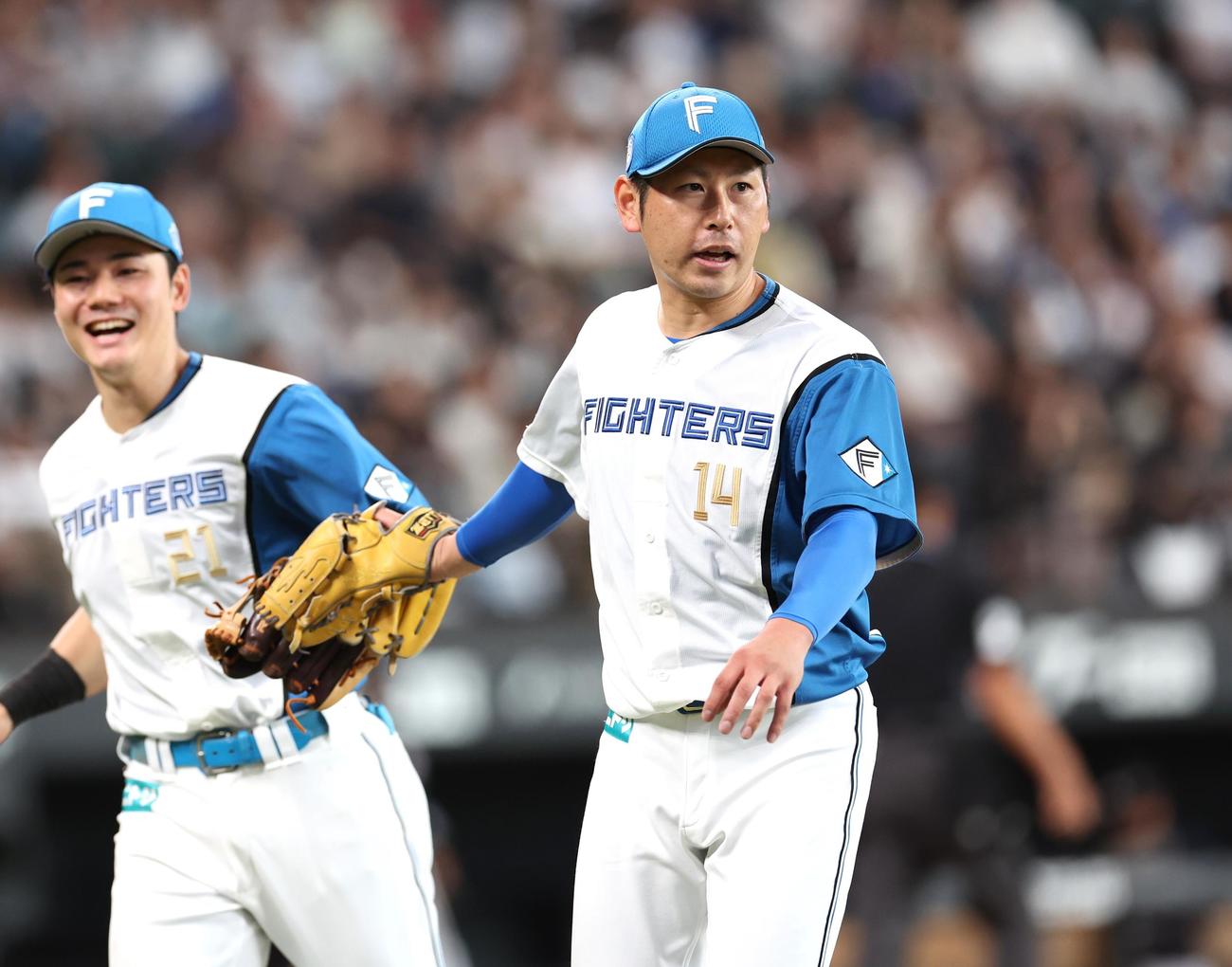 日本ハム対オリックス　5回表、無失点に抑え笑顔で引き揚げる加藤貴（撮影・黒川智章）