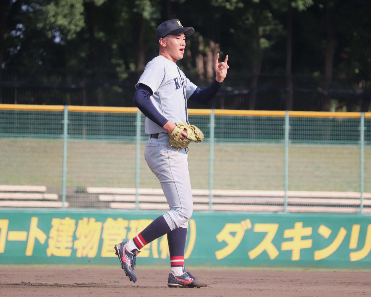 近大との1回戦　8回無死一塁に初球で投併殺打に打ち取った、関大・百合沢（撮影・中島麗）