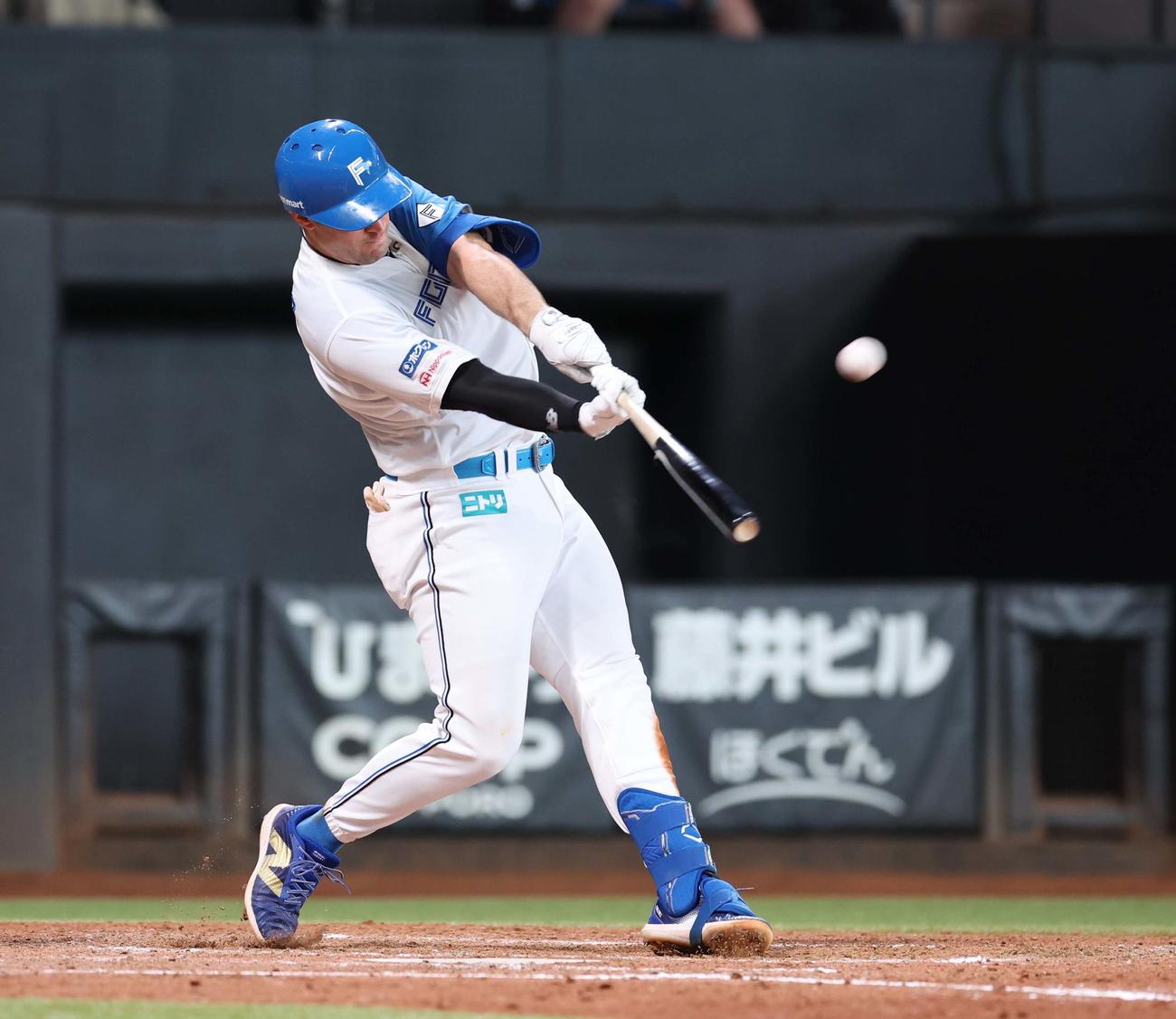 日本ハム対オリックス　5回裏日本ハム1死一、三塁、左越え3点本塁打を放つマルティネス（撮影・黒川智章）