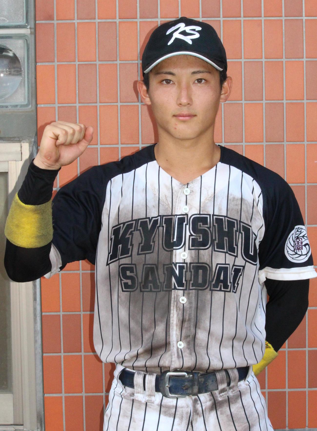 九工大対九産大　ガッツポーズするプロ注目の九産大・浦田俊輔内野手（撮影・菊川光一）