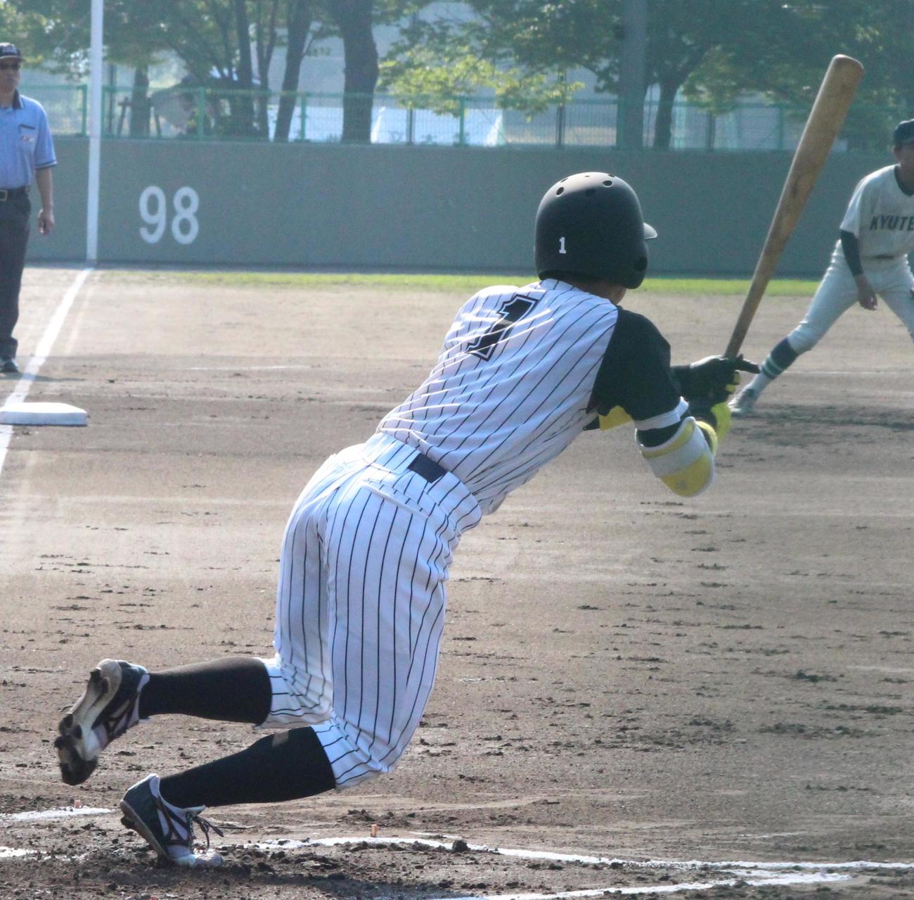 九工大対九産大　1回裏九産大無死、中前打を放つ浦田俊輔内野手（撮影・菊川光一）