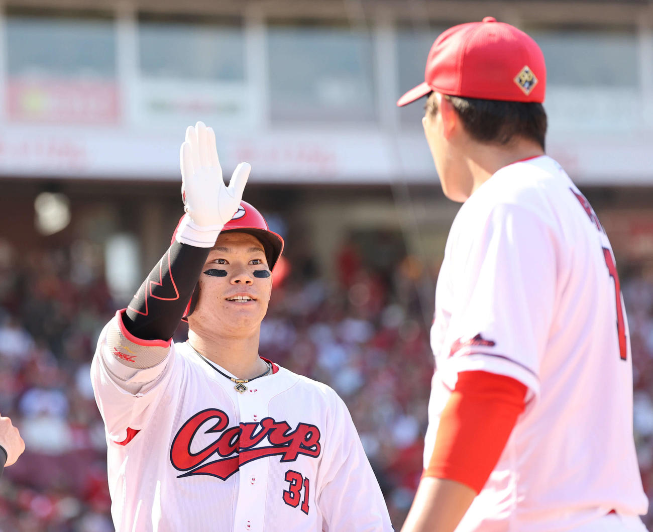 広島対中日　先制右越え本塁打を放った坂倉（左）は先発の九里とハイタッチ（撮影・加藤孝規）