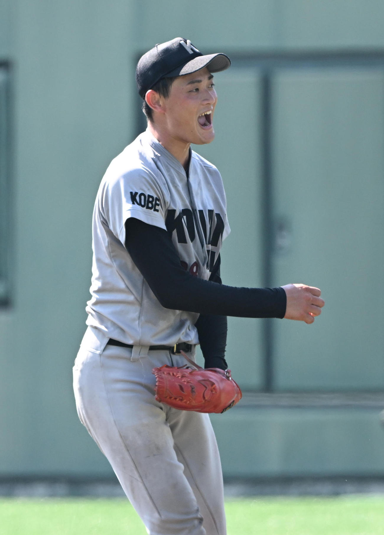甲南大対関西国際大　6回裏大産大2死一、二塁、田中を三振に打ち取りほえる岡本（撮影・和賀正仁）