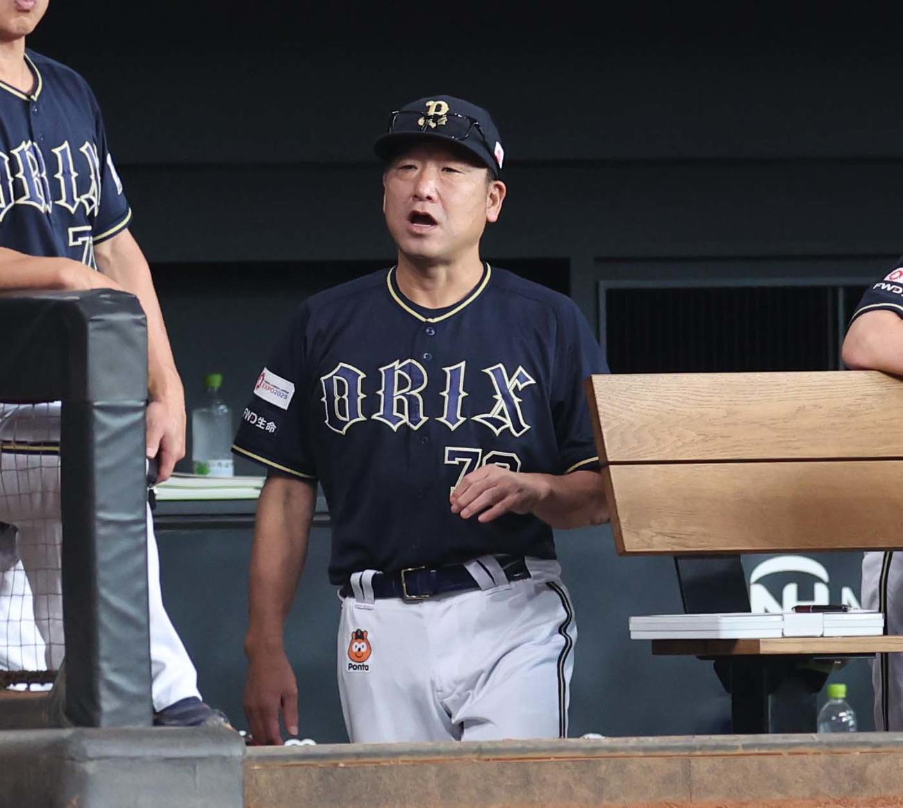 日本ハム対オリックス　ベンチで渋い表情の中嶋監督（撮影・黒川智章）