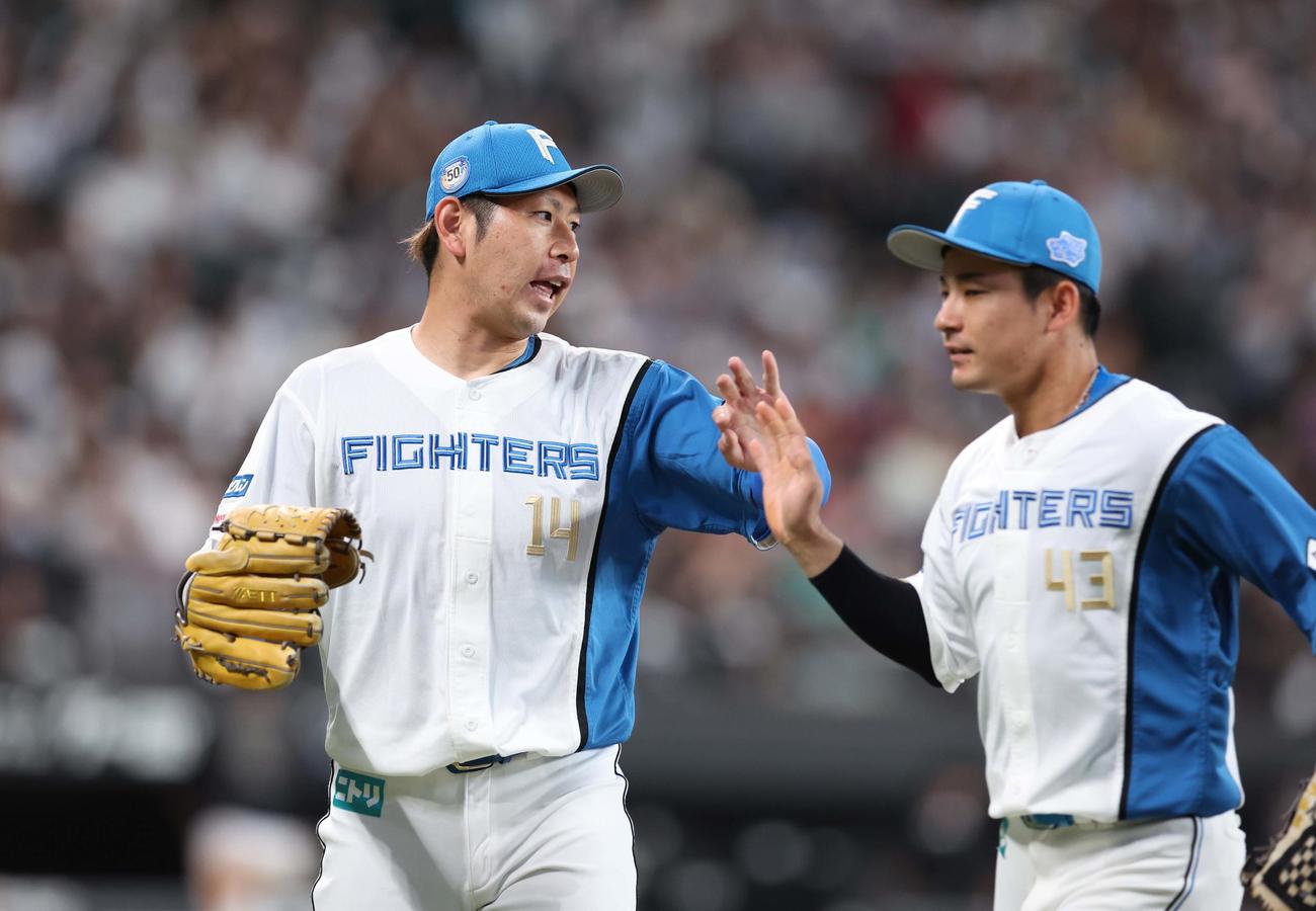 日本ハム対オリックス　6回表オリックス1死一、二塁、太田を併殺にとり水野とタッチする加藤貴（撮影・黒川智章）