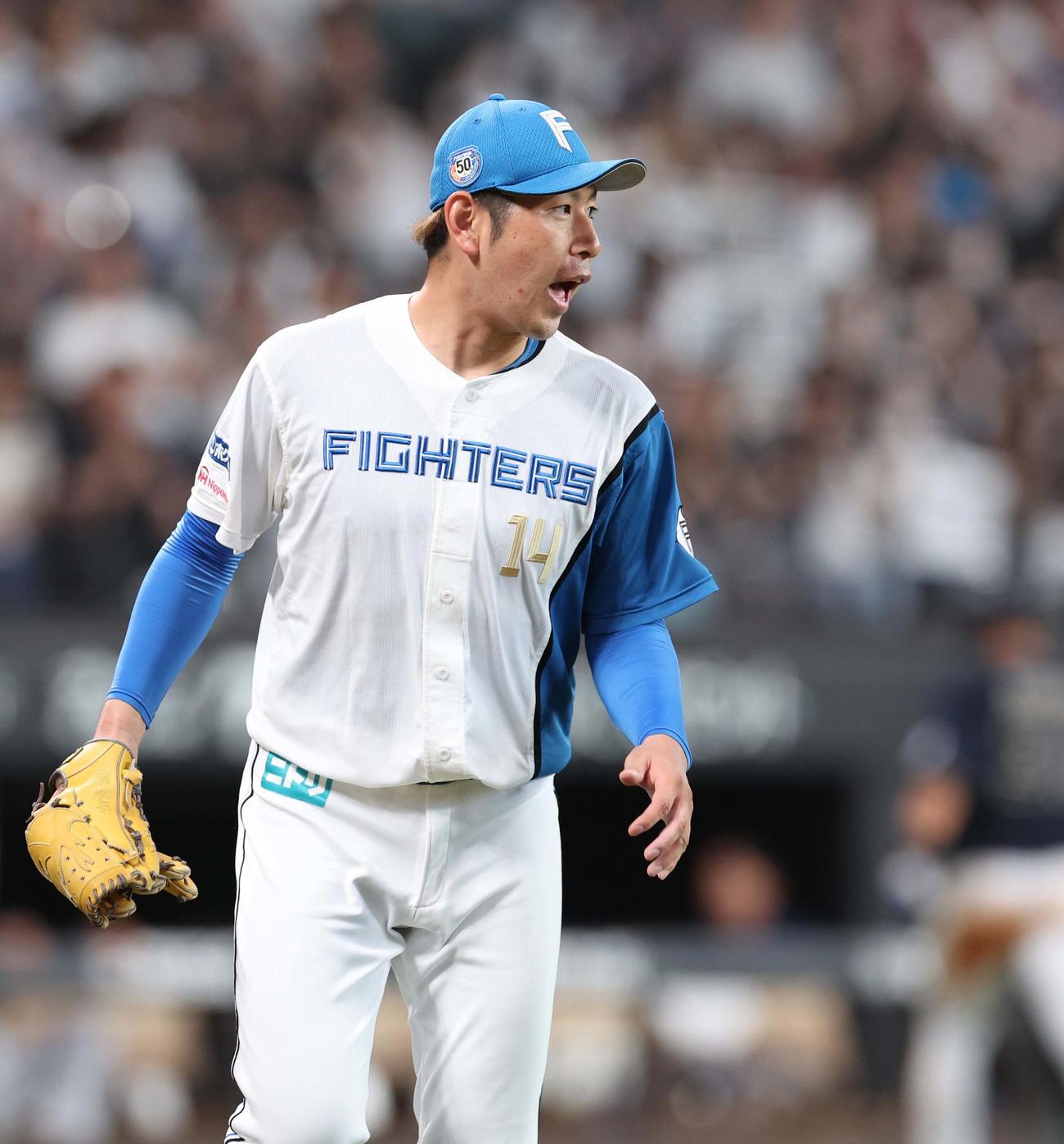 日本ハム対オリックス　6回表オリックス1死一、二塁、太田を併殺にとり叫ぶ加藤貴（撮影・黒川智章）