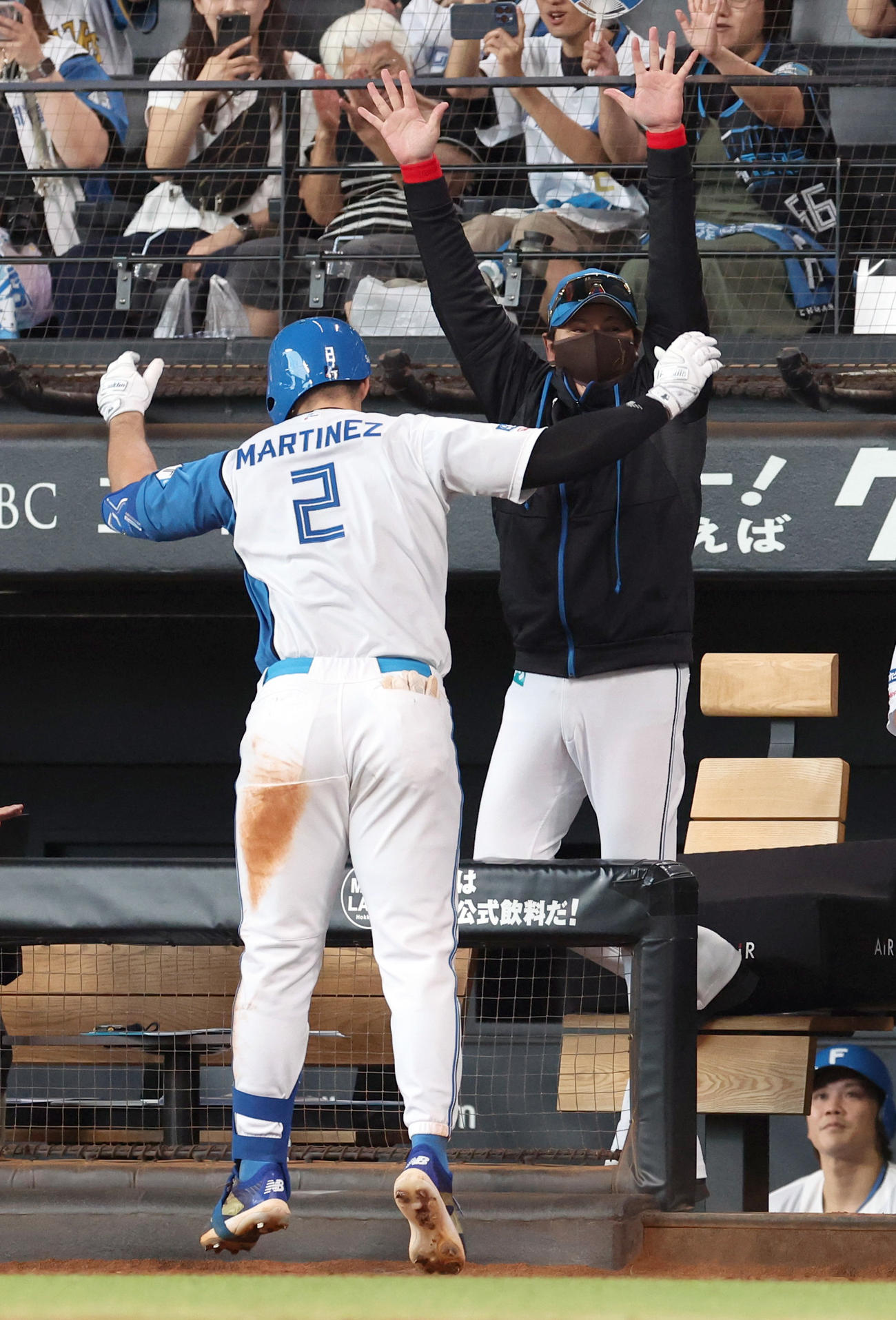 日本ハム対オリックス　5回裏日本ハム1死一、三塁、左越え3点本塁打を放ったマルティネス（左）を出迎える新庄監督（撮影・佐藤翔太）