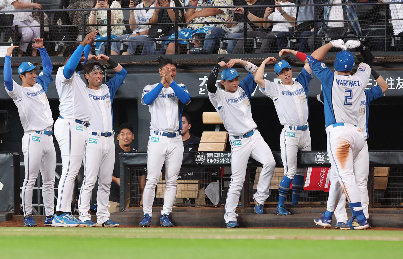日本ハム対オリックス　5回裏日本ハム1死一、三塁、マルティネスは左越え3点本塁打を放ちナインに出迎えられる（撮影・佐藤翔太）