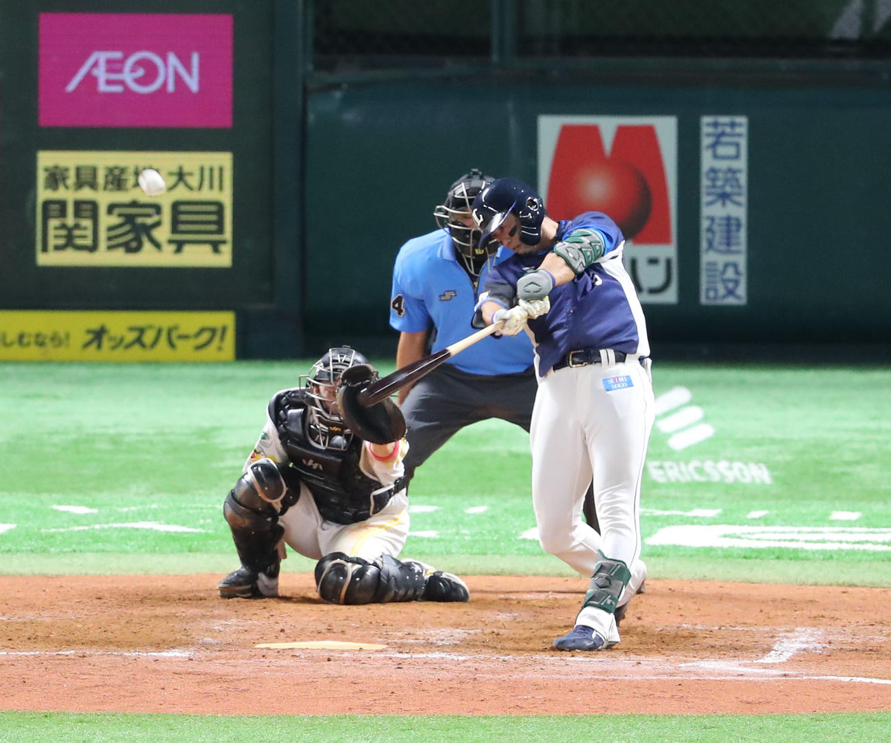 ソフトバンク対西武　9回表西武1死、外崎は右越えに勝ち越し本塁打を放つ（撮影・梅根麻紀）