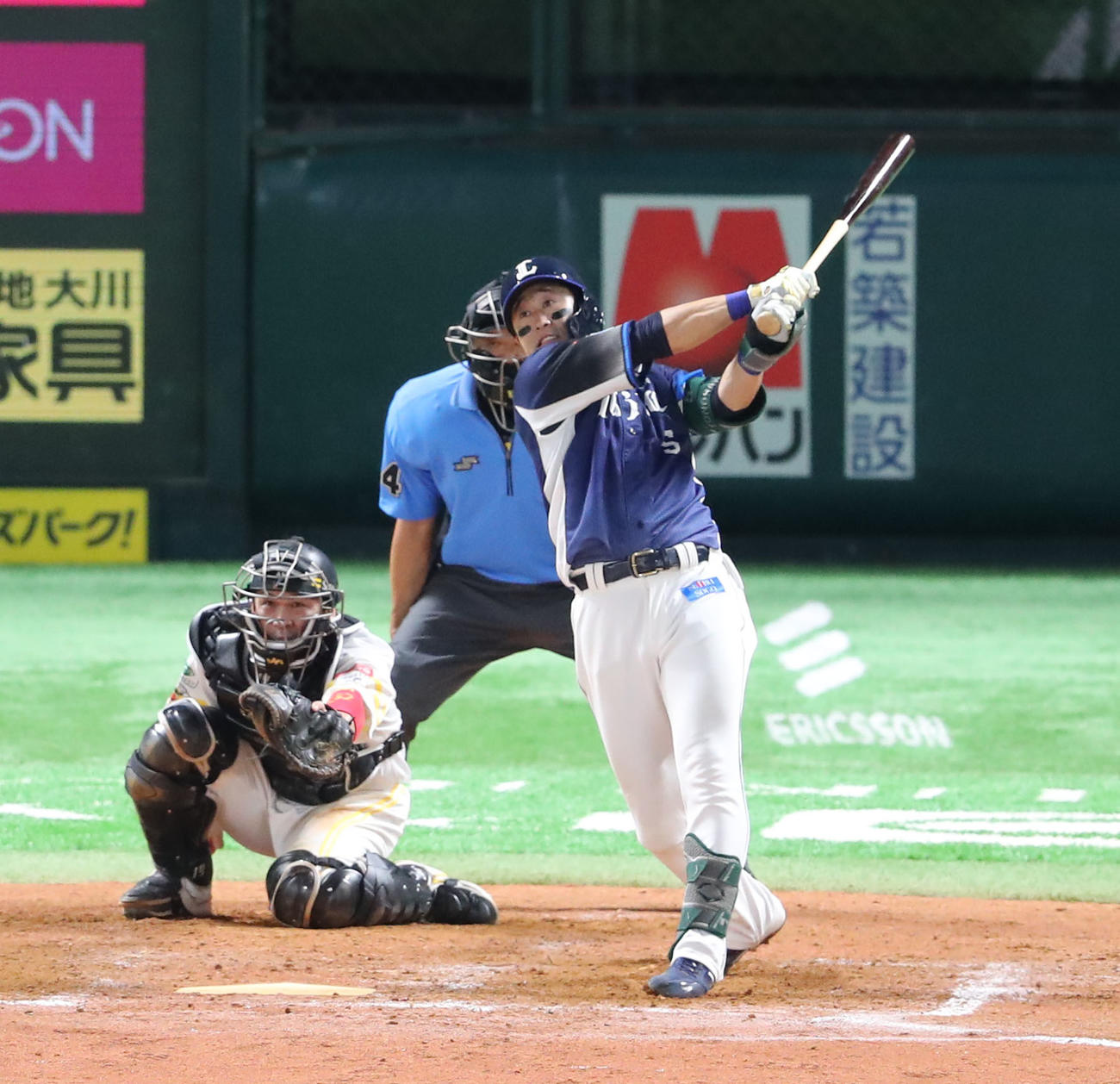 ソフトバンク対西武　9回表西武1死、外崎は右越えに勝ち越し本塁打を放つ（撮影・梅根麻紀）