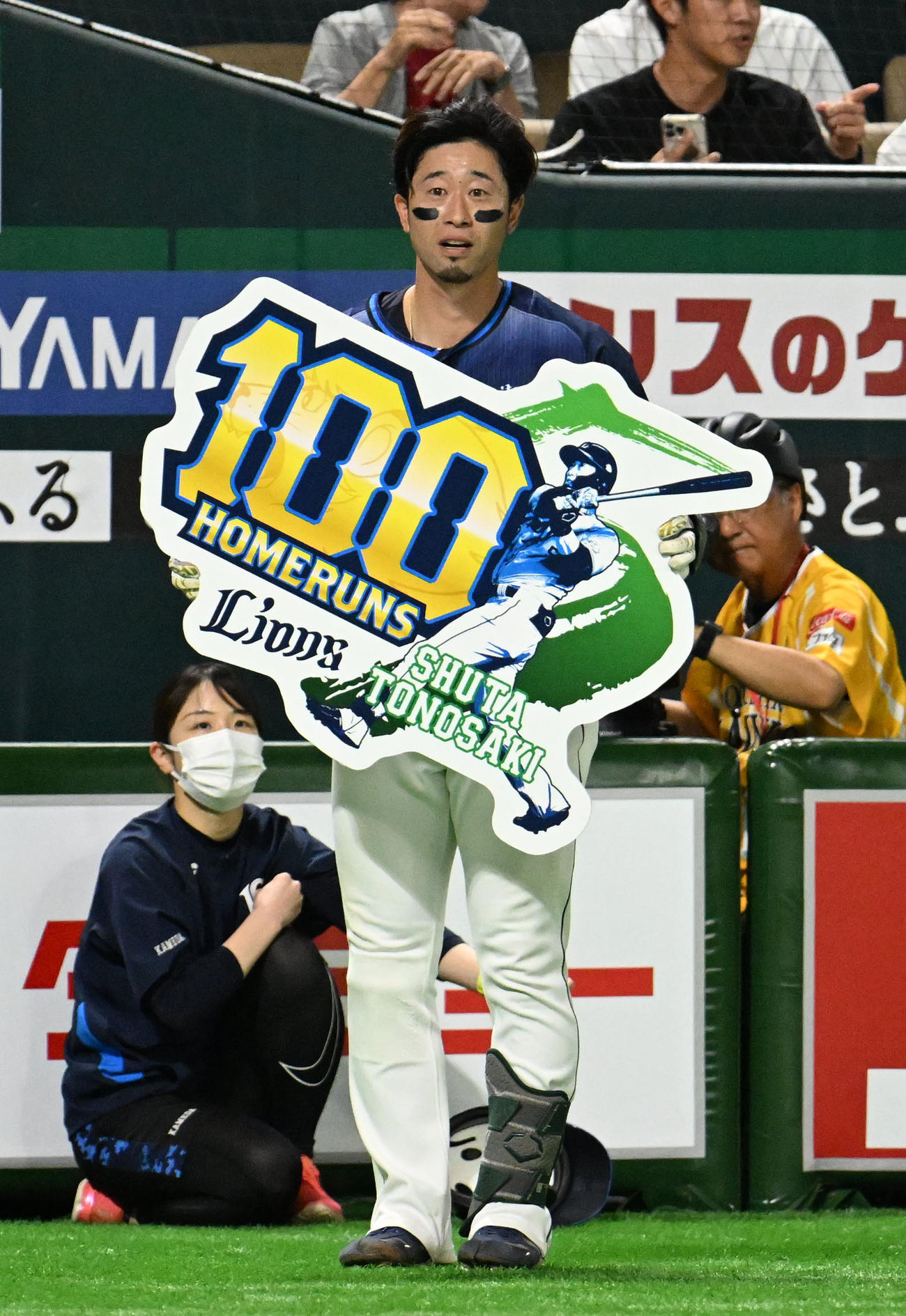 ソフトバンク対西武　通算100本塁打を達成した外崎（撮影・林敢治）