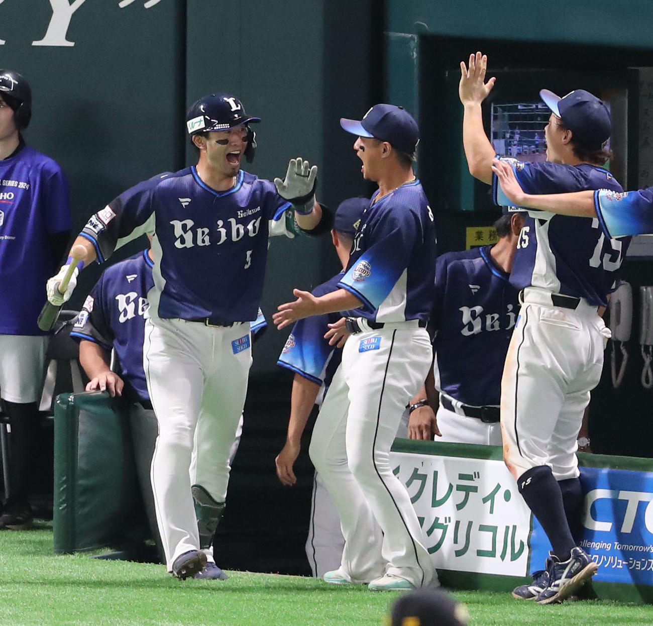 ソフトバンク対西武　9回表西武1死、外崎は右越え勝ち越し本塁打を放ちベンチのナインとハイタッチ（撮影・梅根麻紀）