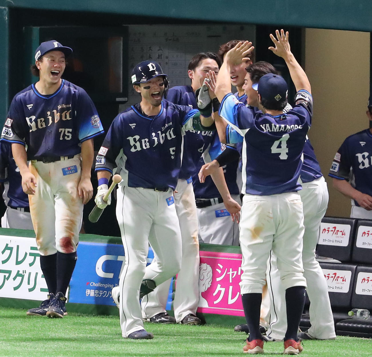 ソフトバンク対西武　9回表西武1死、外崎は右越え勝ち越し本塁打を放ちベンチのナインとハイタッチ（撮影・梅根麻紀）