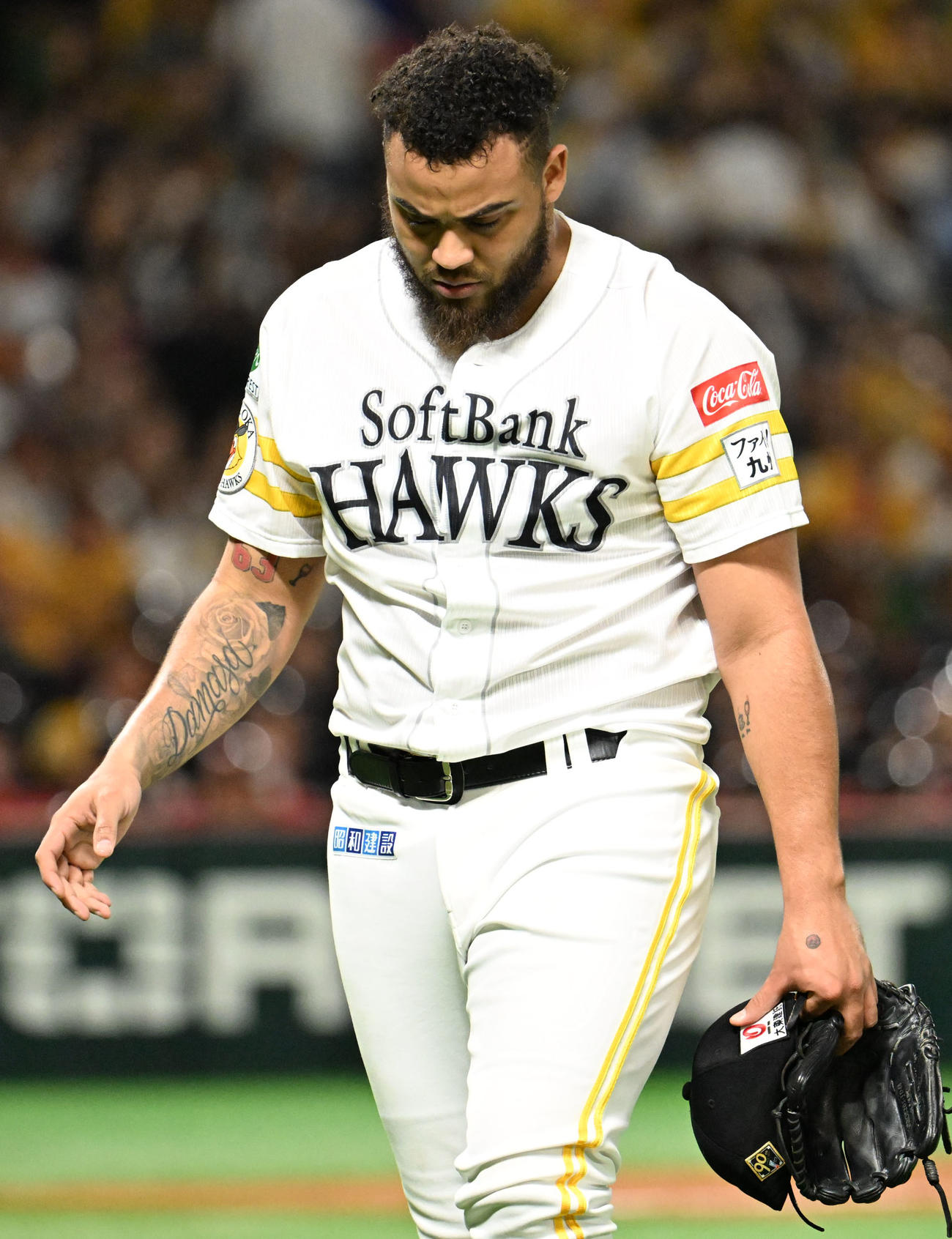 ソフトバンク対西武　9回表、失点を許し厳しい表情でベンチに引き上げるヘルナンデス（撮影・林敢治）