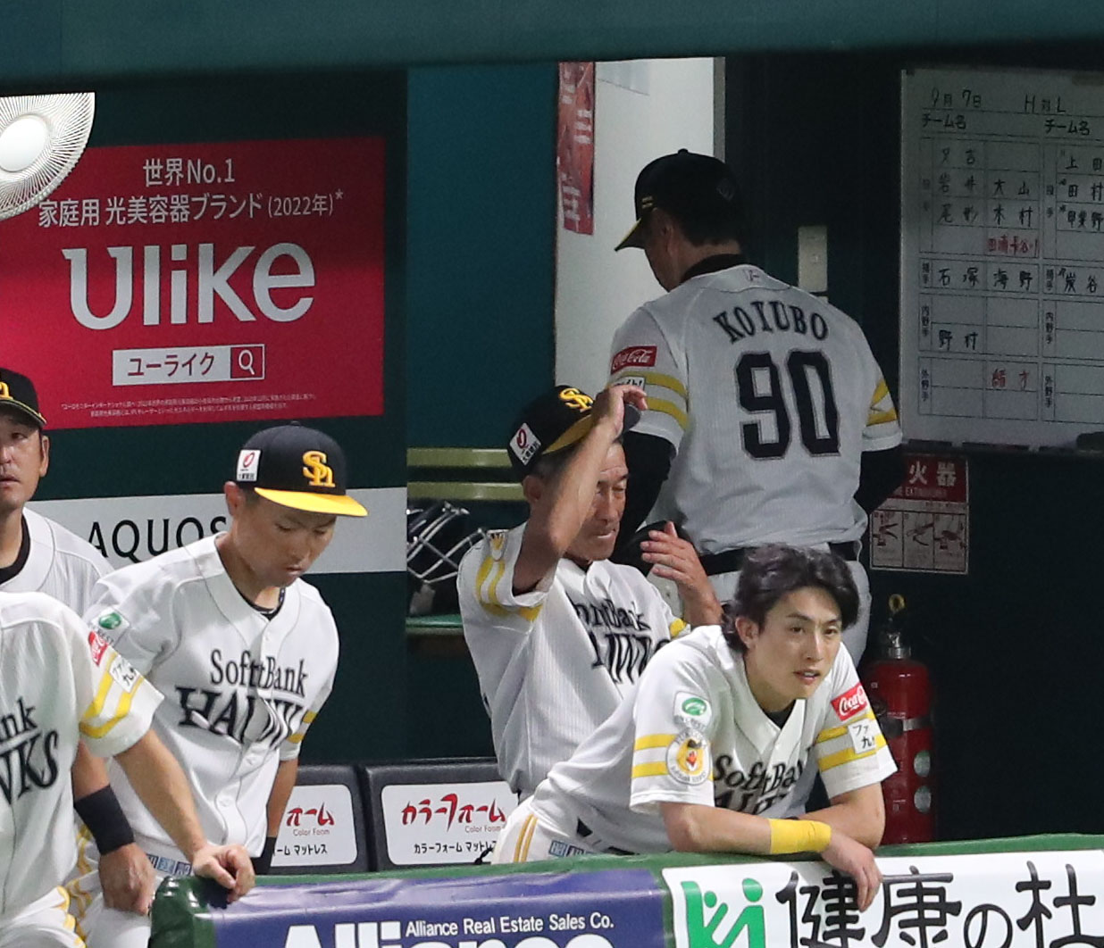 ソフトバンク対西武　連敗しベンチ裏に引きあげる小久保監督（撮影・梅根麻紀）