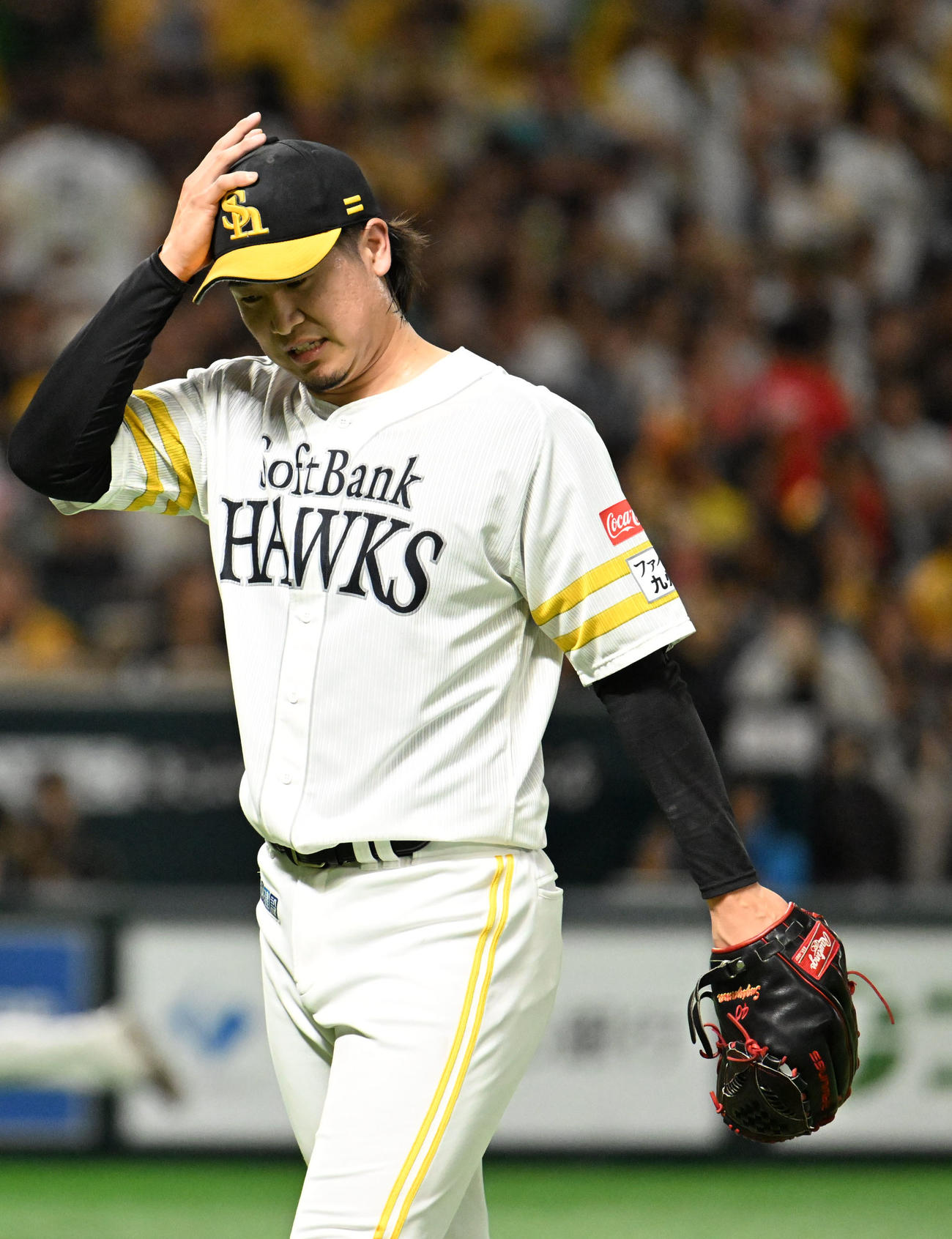 ソフトバンク対西武　8回表、失点を許し厳しい表情でベンチに引き上げる杉山（撮影・林敢治）