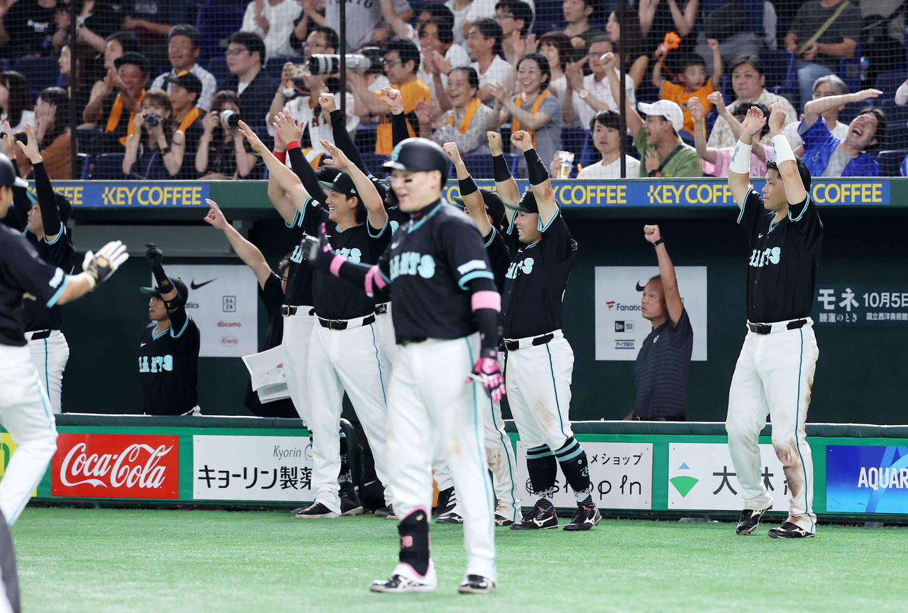 巨人対DeNA 9回裏巨人2死一、二塁、中山の右前適時打に喜ぶ選手たち撮影・鈴木正人）