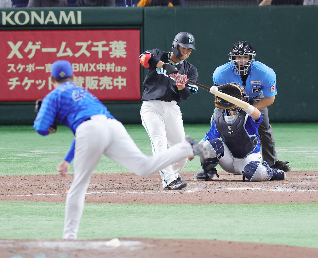 巨人対DeNA 9回裏巨人2死一、二塁、森原から右前適時打を放つ中山（撮影・野上伸悟）