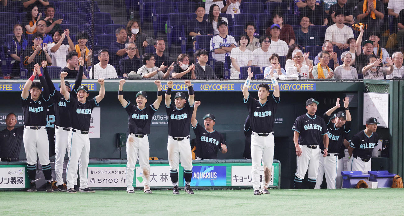 巨人対DeNA 9回裏巨人2死一、二塁、中山の右前適時打を放つ中山礼都に盛り上がるベンチ（撮影・野上伸悟）