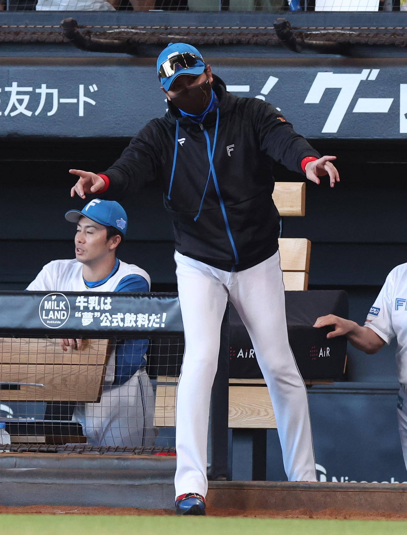 日本ハム対オリックス　1回裏日本ハム2死、清宮の一塁駆け抜けの判定にリプレー検証を要求する新庄監督（撮影・佐藤翔太）