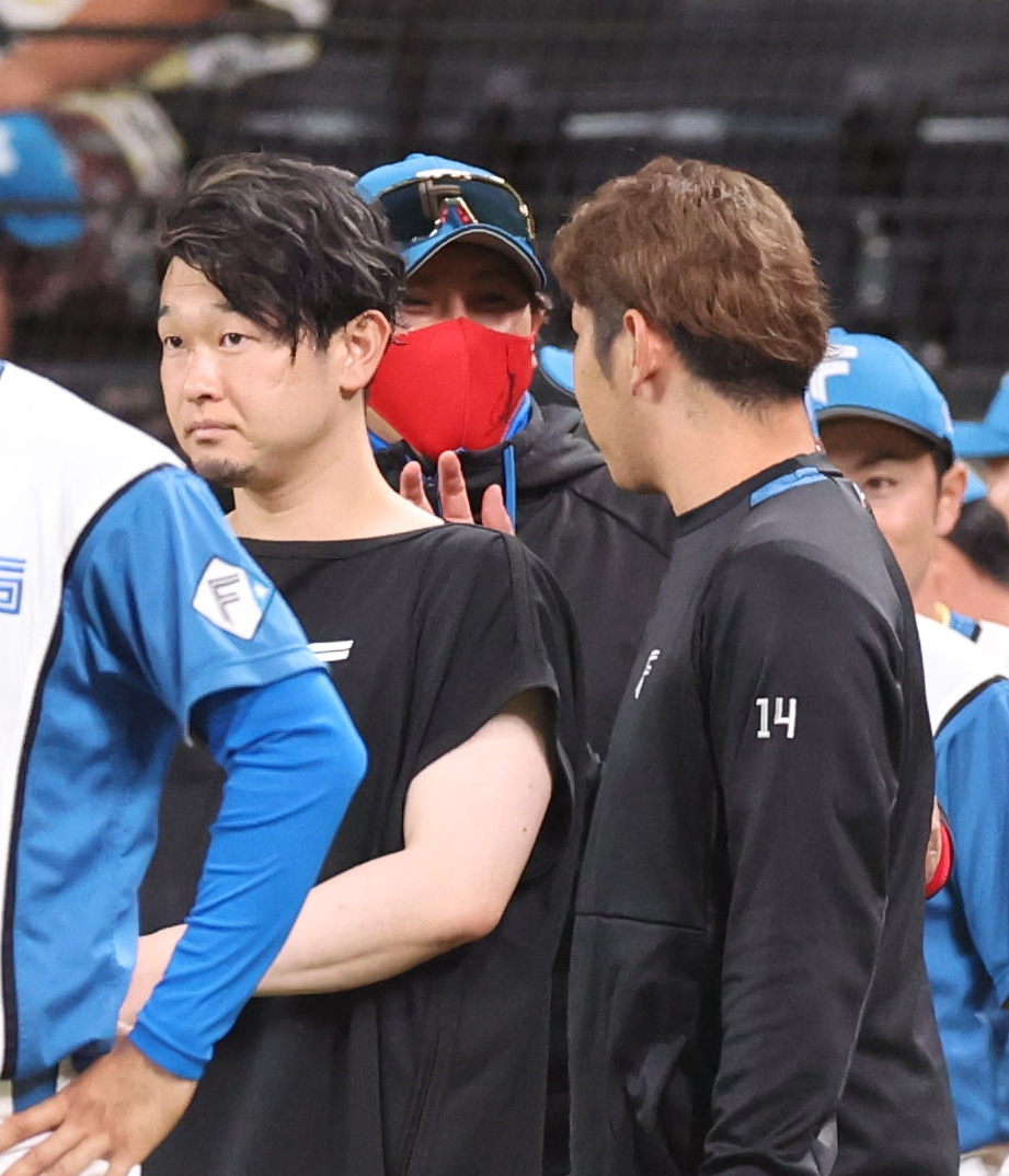 日本ハム対オリックス　試合終了後、日本ハム新庄監督（中央）は加藤貴に声をかける（撮影・佐藤翔太）