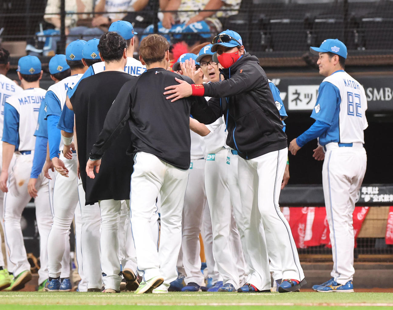 日本ハム対オリックス　試合終了後、笑顔でナインを出迎える日本ハム新庄監督（撮影・佐藤翔太）