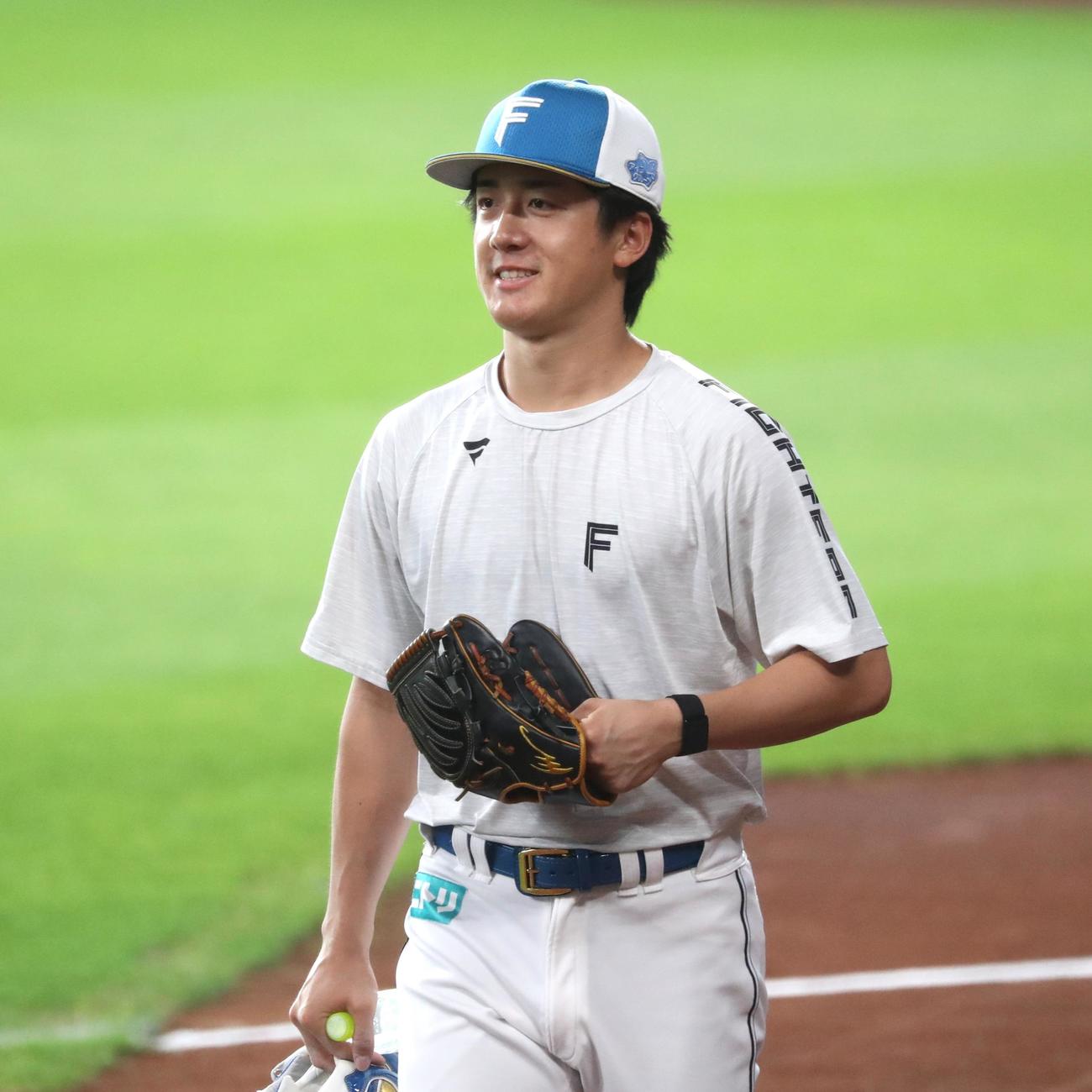 日本ハム対オリックス　練習を終え引き揚げる北山（撮影・黒川智章）