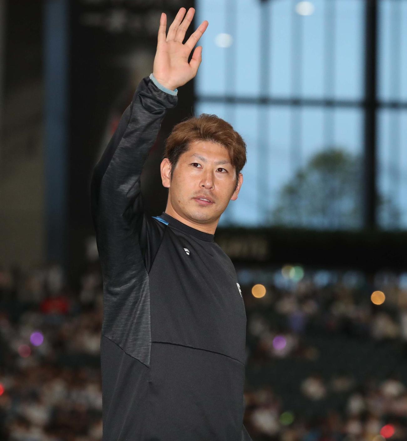 日本ハム対オリックス　試合後、スタンドに手を振る加藤貴（撮影・黒川智章）