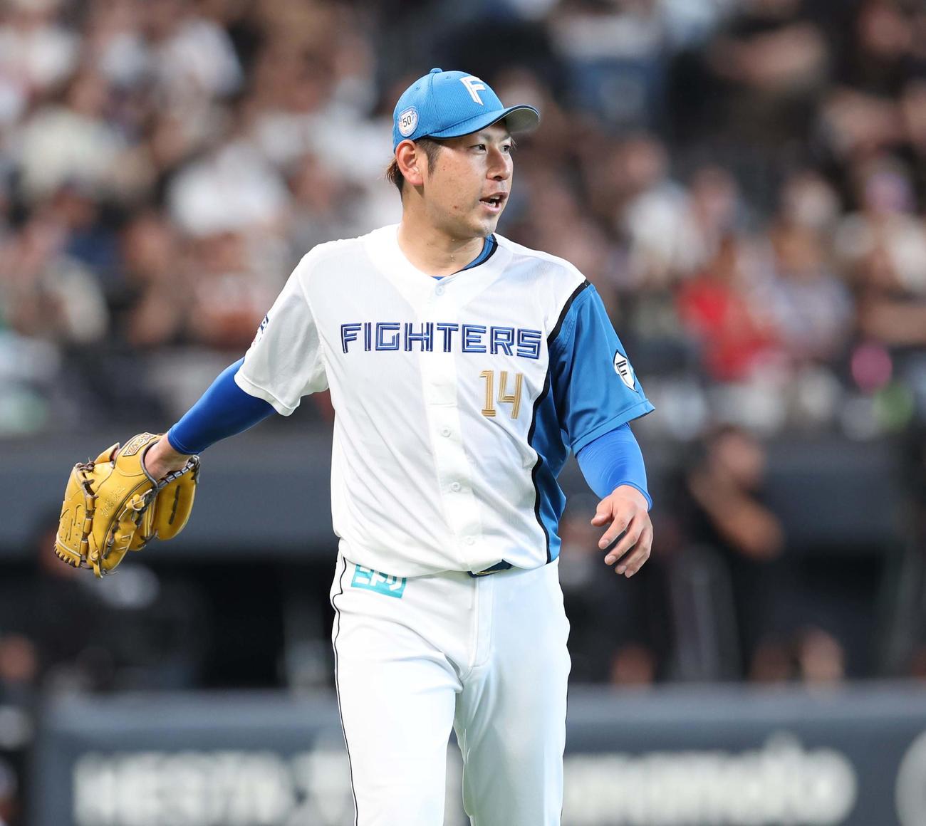 日本ハム対オリックス　3回表、無失点に抑え笑顔で引き揚げる加藤貴（撮影・黒川智章）