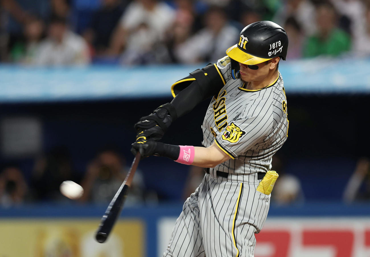 ヤクルト対阪神　1回表阪神1死一塁、左中間へ2点本塁打を放つ佐藤輝（撮影・前田充）