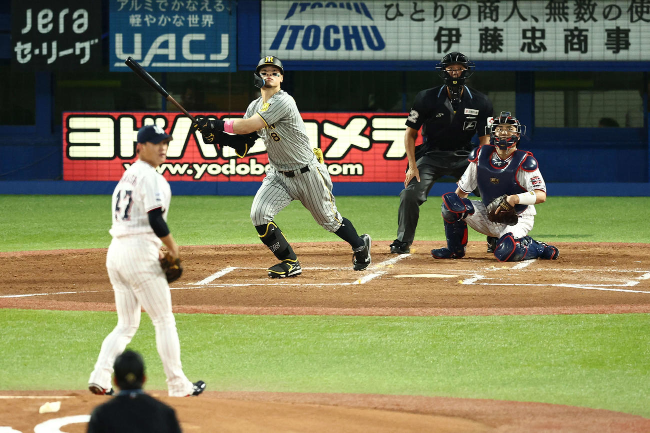 ヤクルト対阪神　1回表阪神1死一塁、2点本塁打を放つ佐藤輝。投手高橋（撮影・河田真司）
