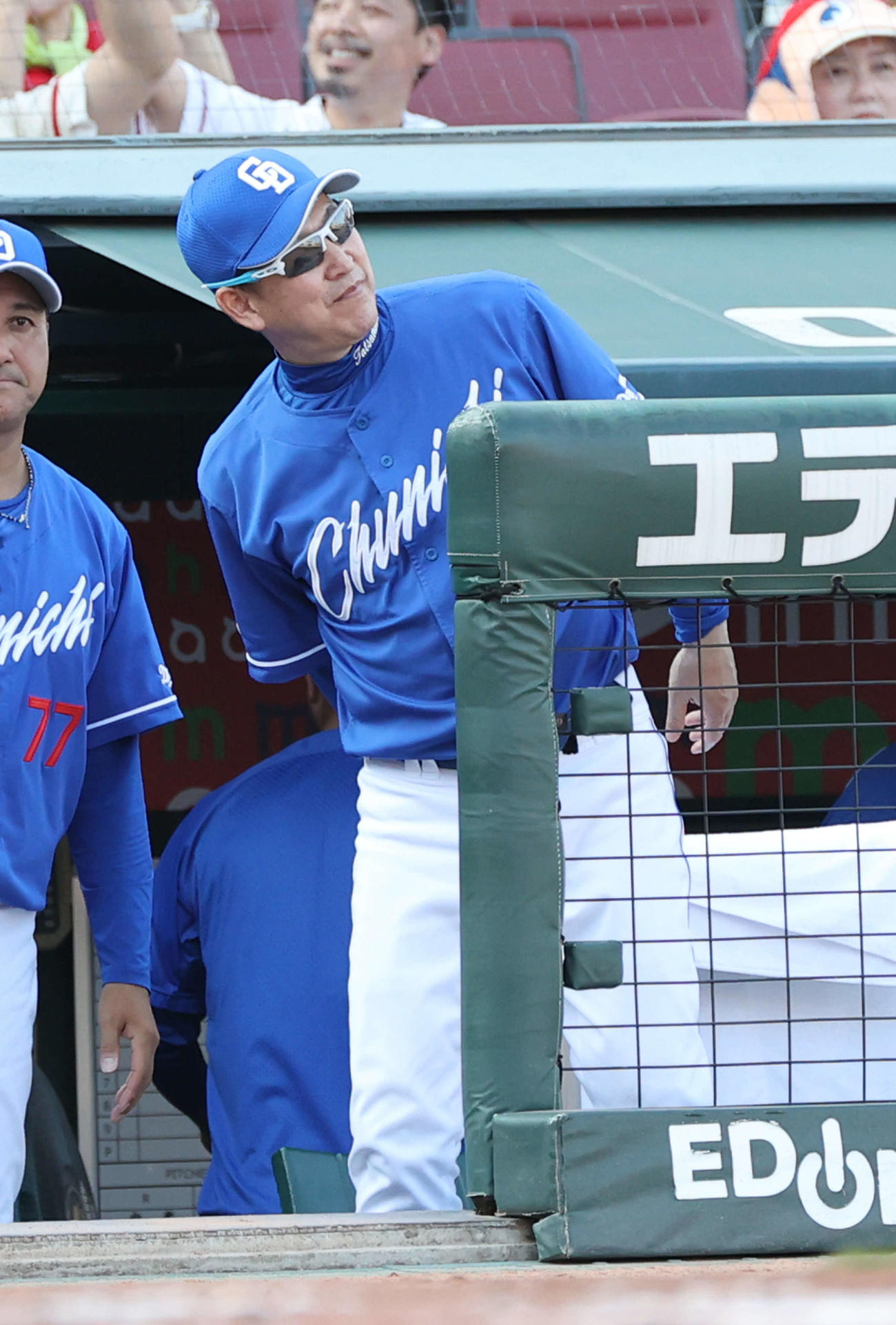 広島対中日　8回表終了時、交代を告げる中日立浪監督（撮影・加藤孝規）