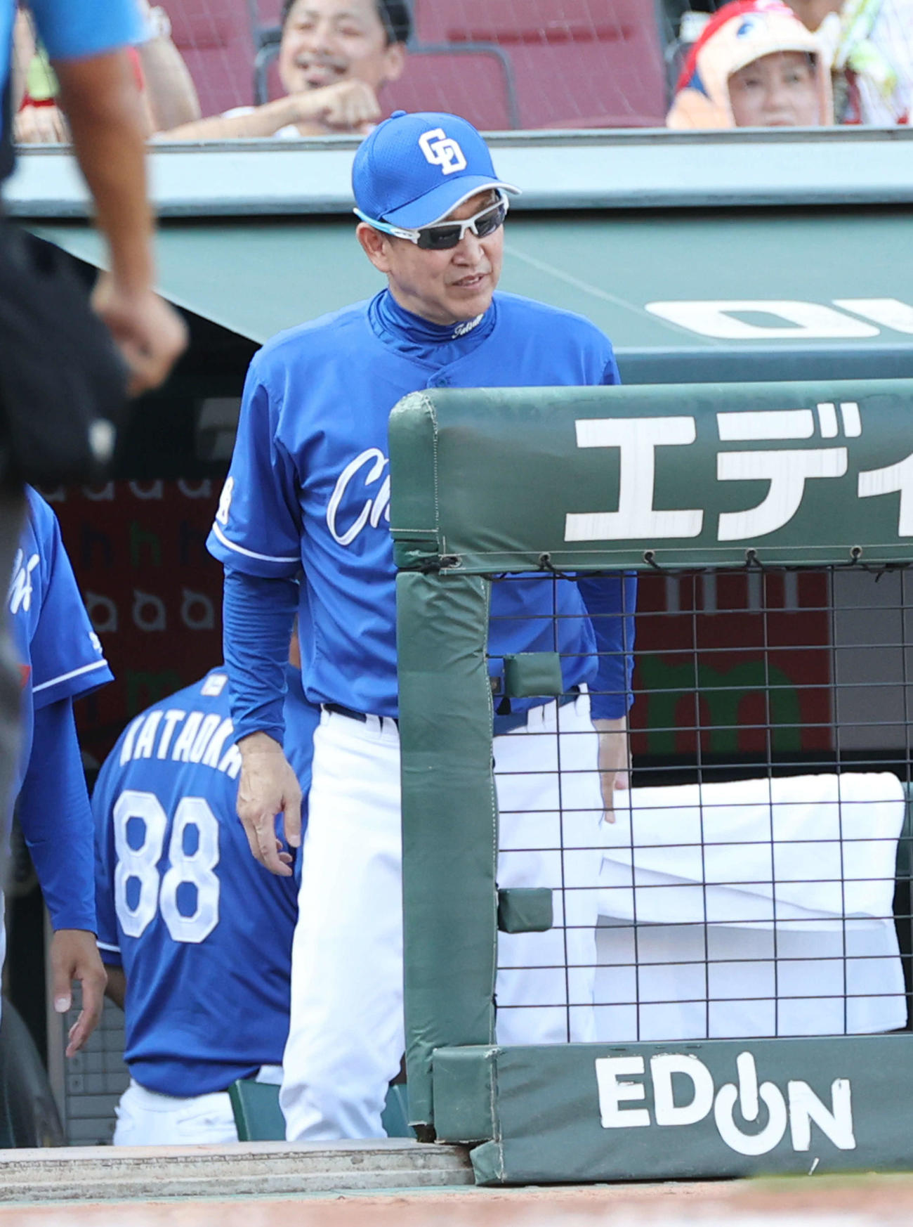 広島対中日　8回表終了時、交代を告げる中日立浪監督（撮影・加藤孝規）