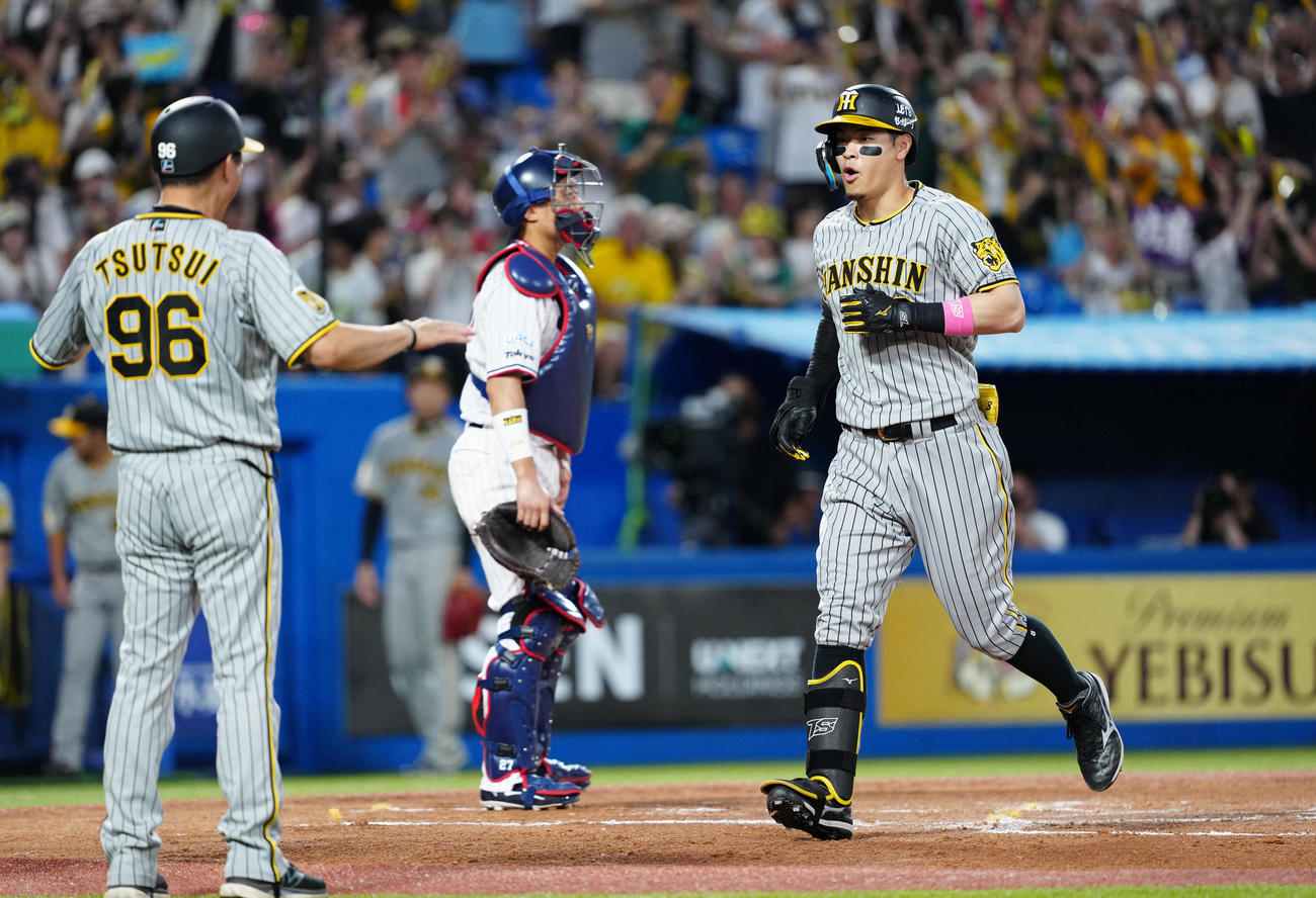 ヤクルト対阪神　1回表阪神1死一塁、2点本塁打を放ち生還した佐藤輝（右）（撮影・江口和貴）