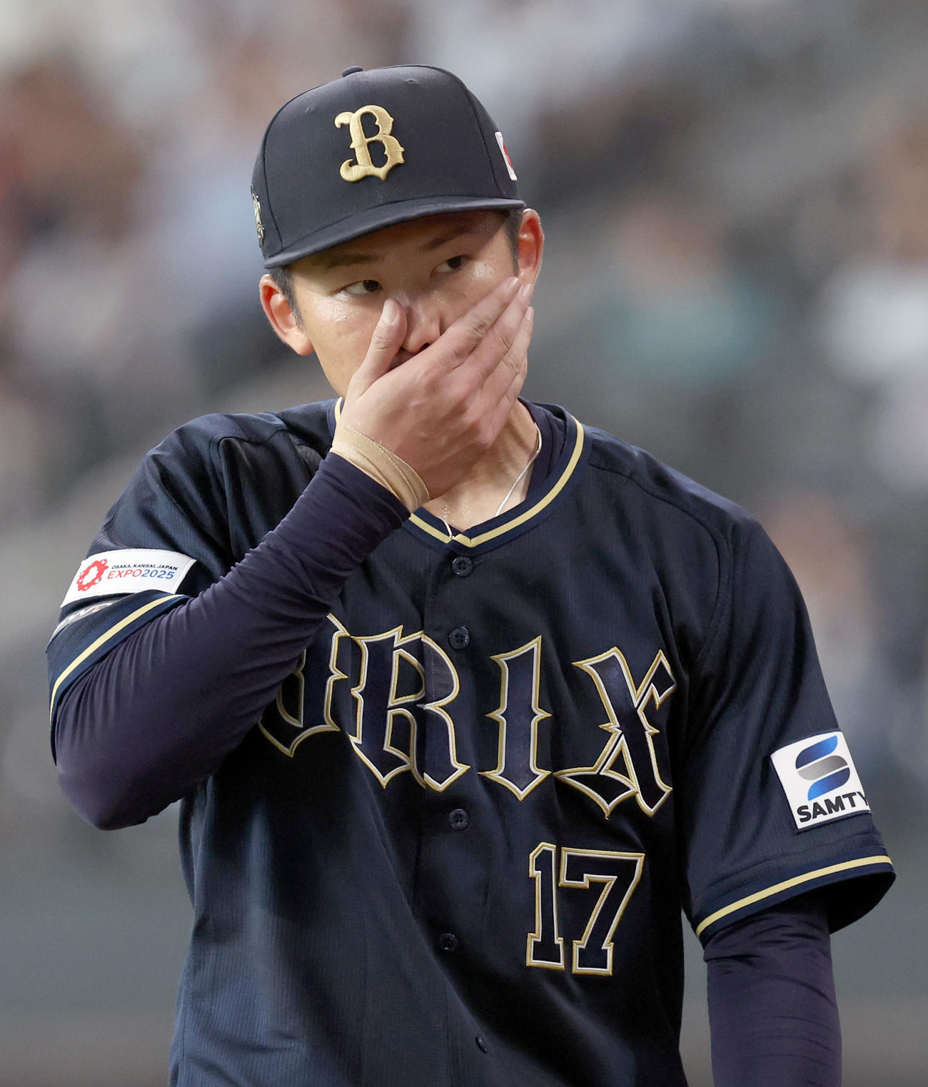 日本ハム対オリックス　4回裏、追加点を許しベンチに戻る曽谷（撮影・佐藤翔太）