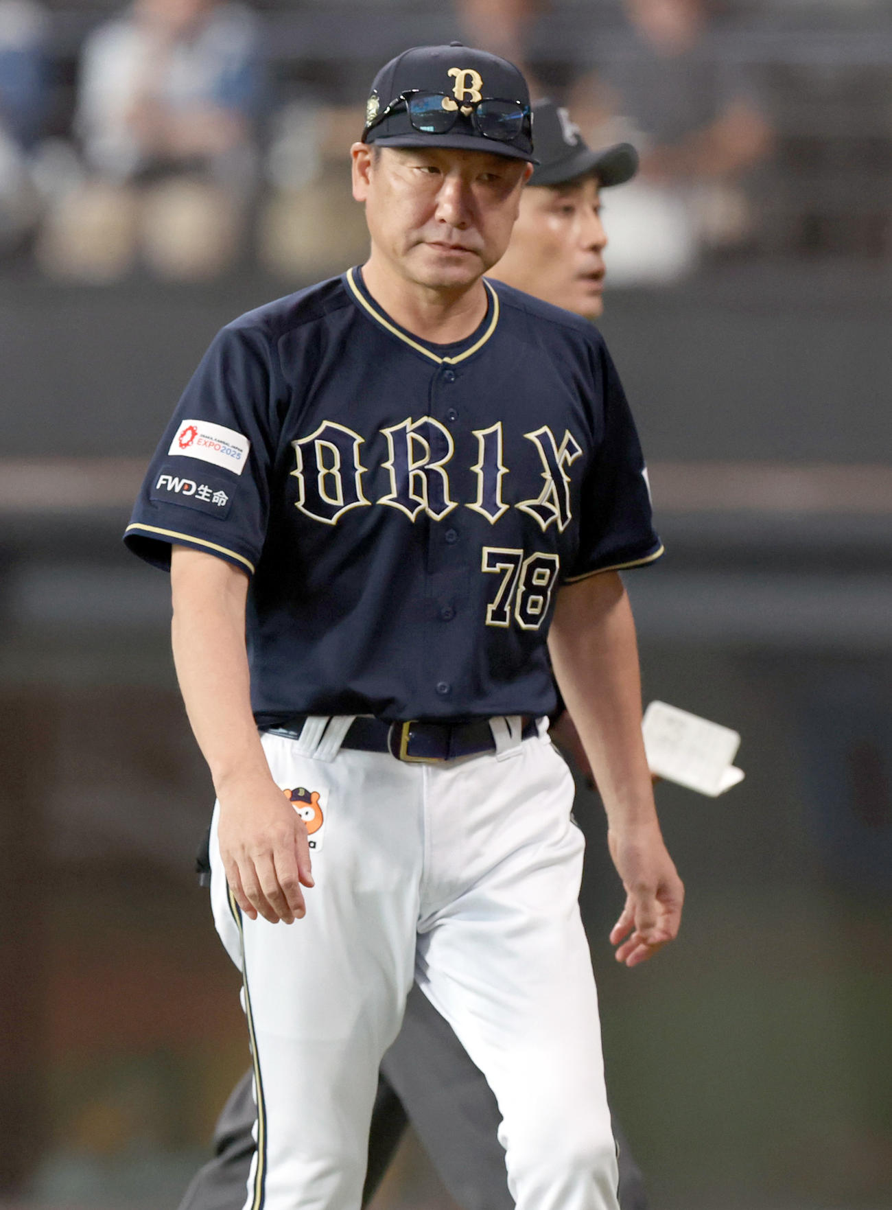 日本ハム対オリックス　選手交代を告げるオリックス中嶋監督（撮影・佐藤翔太）