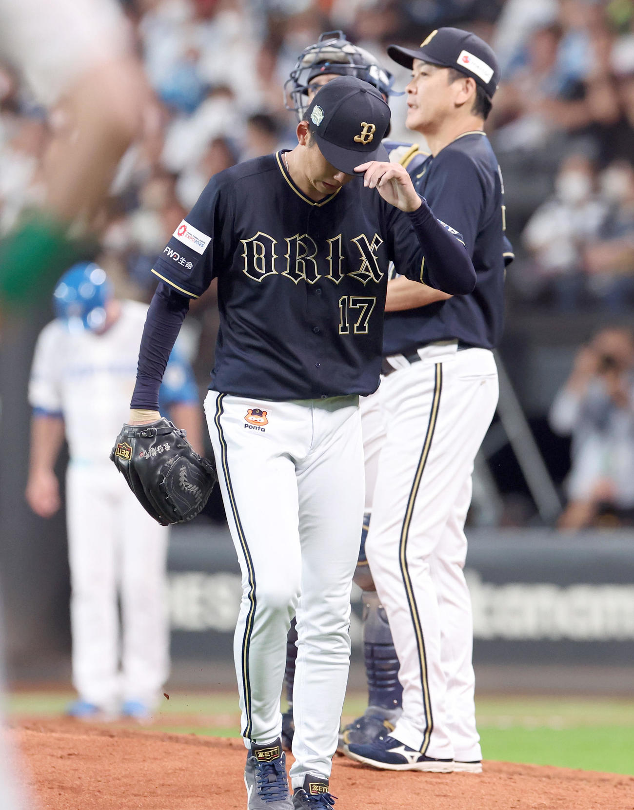 日本ハム対オリックス　5回裏途中で降板する曽谷（撮影・佐藤翔太）