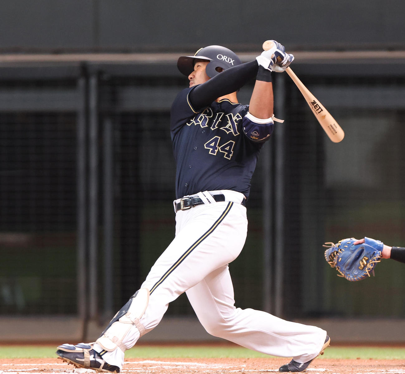 日本ハム対オリックス　7回表オリックス2死、右越え本塁打を放つ頓宮（撮影・佐藤翔太）