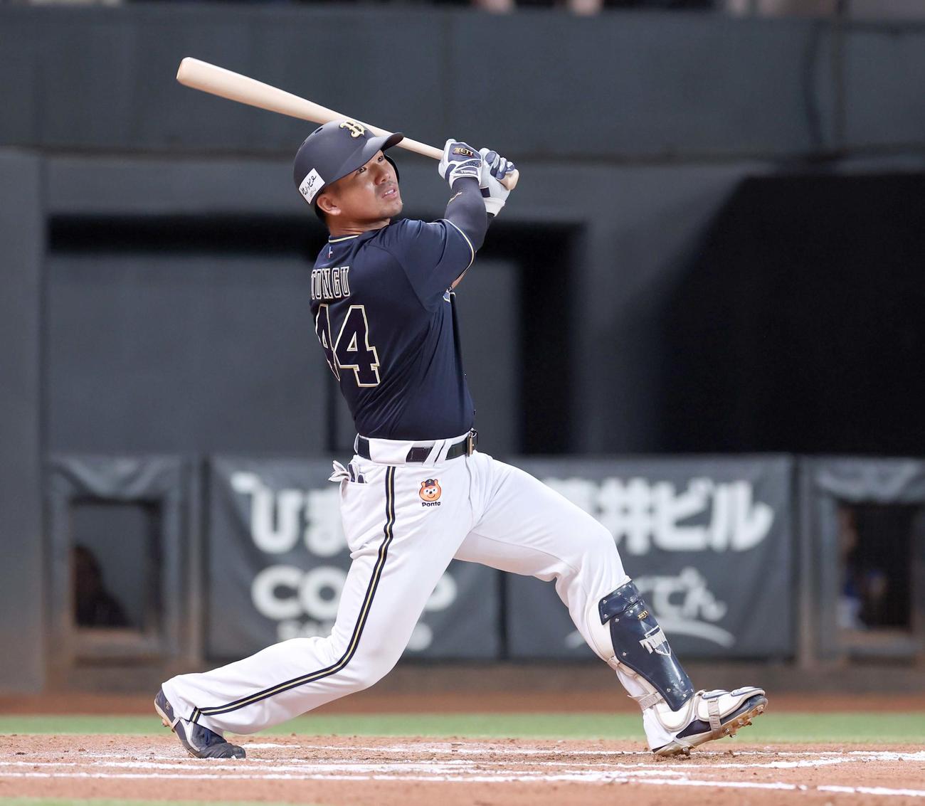 日本ハム対オリックス　7回表オリックス2死、右越え本塁打を放つ頓宮（撮影・黒川智章）