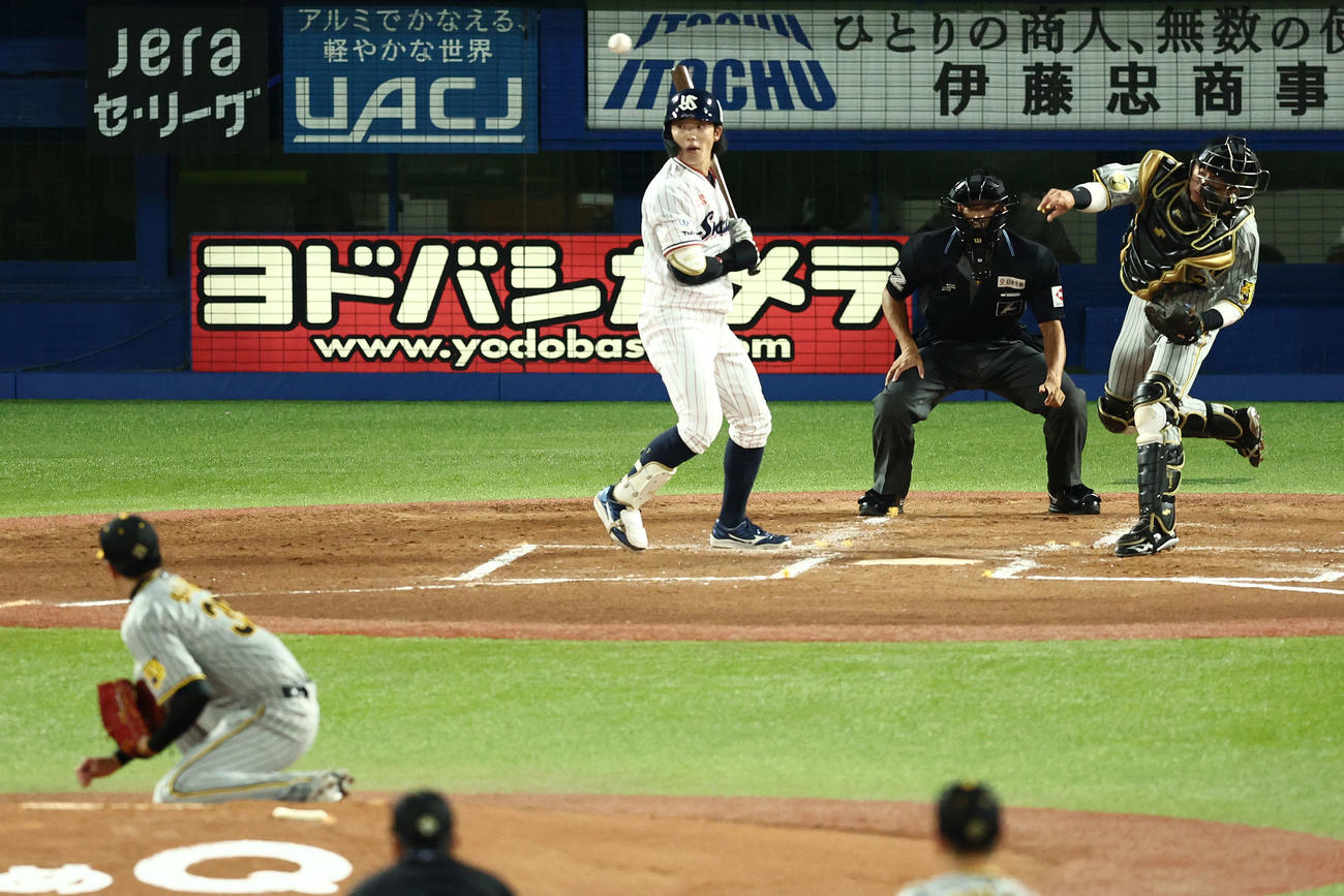 ヤクルト対阪神　1回裏ヤクルト無死一塁、打者長岡の時、一走西川をけん制で仕留める梅野（右）（撮影・河田真司）