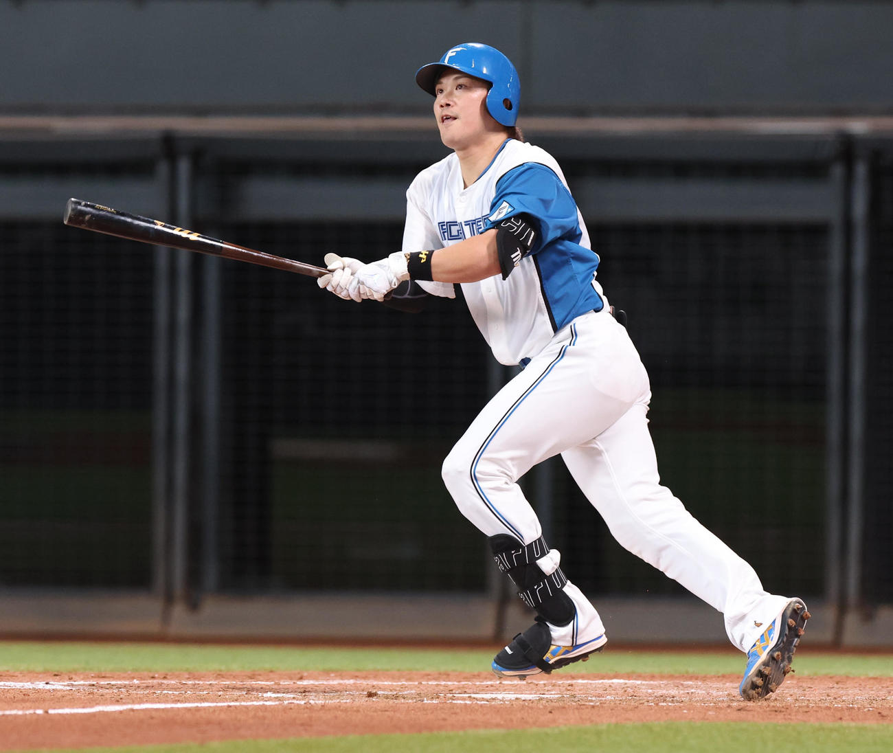 日本ハム対オリックス　4回裏日本ハム2死二塁、伏見は適時二塁打を放つ（撮影・佐藤翔太）