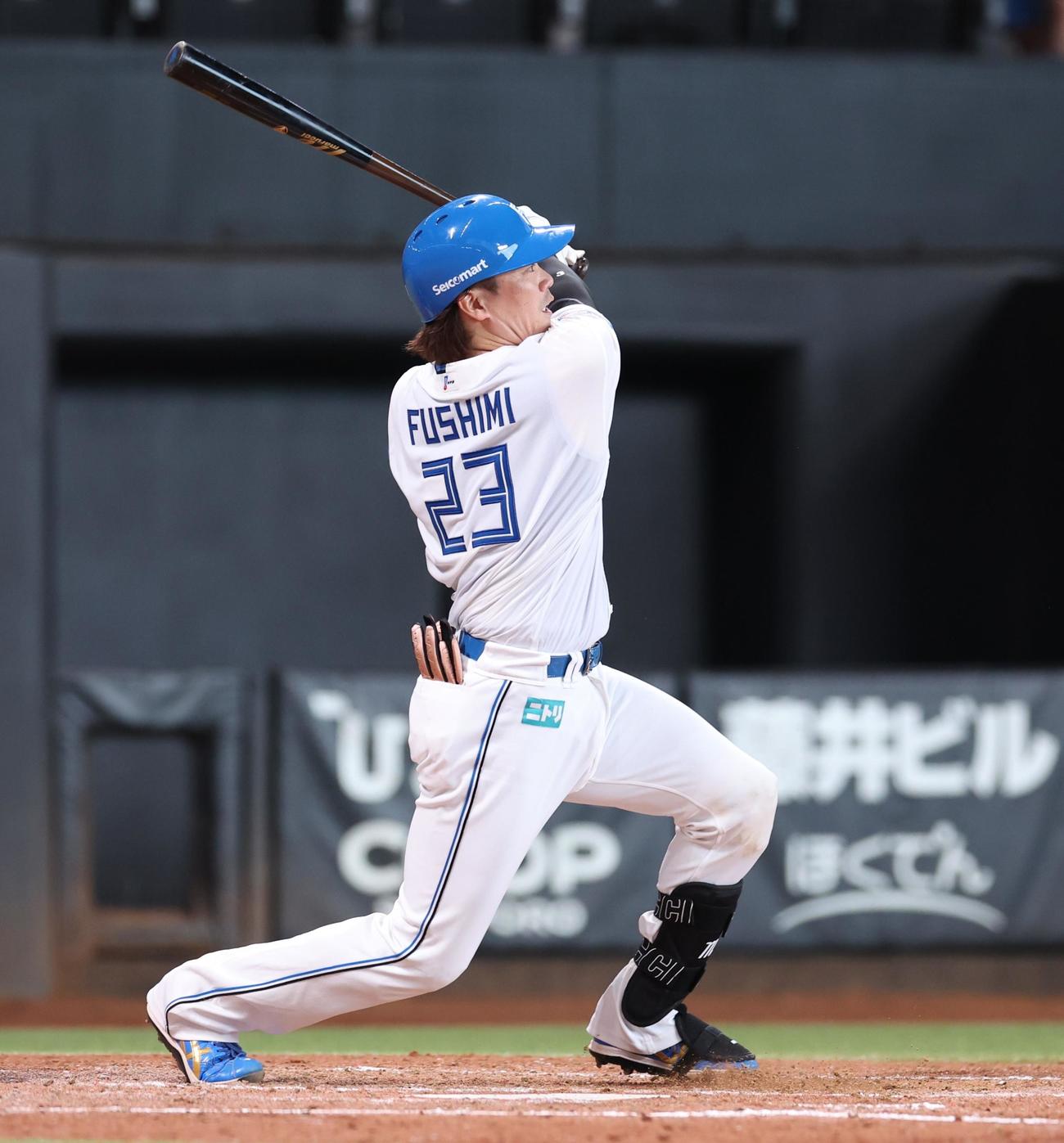 日本ハム対オリックス　4回裏日本ハム2死二塁、左越え適時二塁打を放つ伏見（撮影・黒川智章）