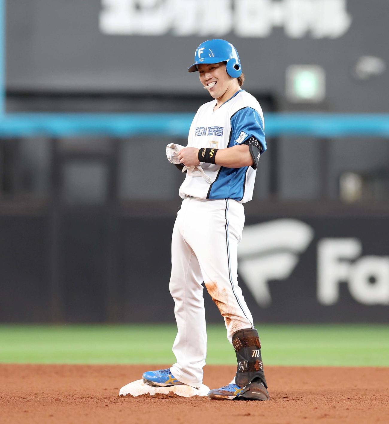日本ハム対オリックス　4回裏日本ハム2死二塁、左越え適時二塁打を放った伏見寅は塁上でニヤリ（撮影・黒川智章）